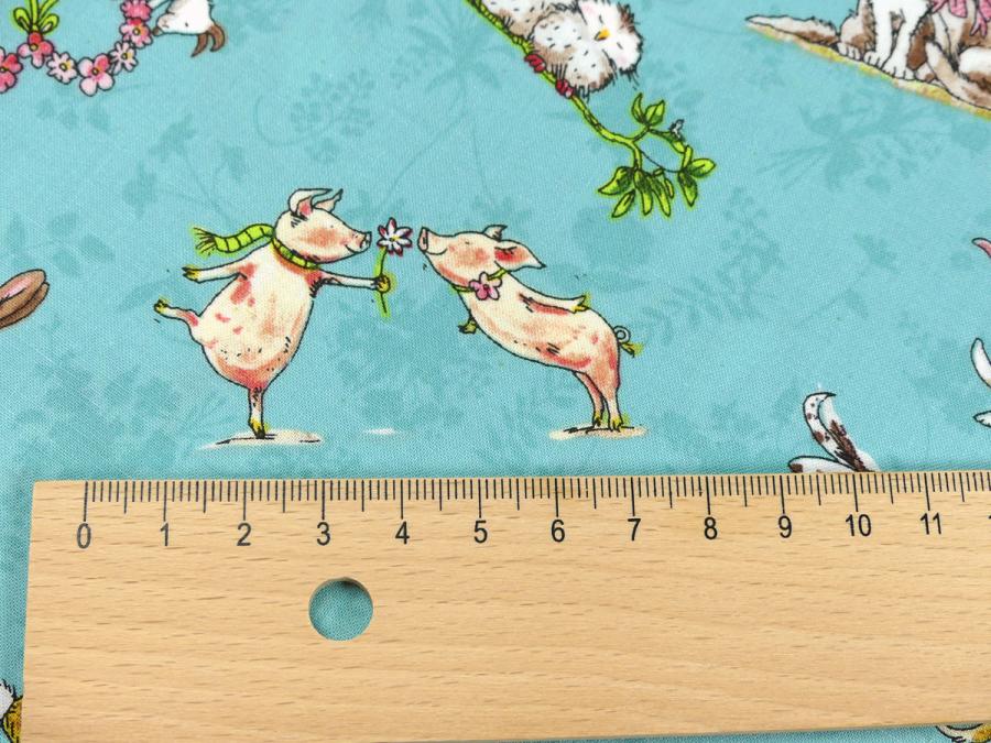 Patchworkstoff in türkis aus der Serie From the Hearts von Clothworks Detailansicht Schweinchen